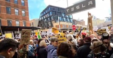 "Зеленский — герой": протестующие штурмуют салон "Тесла" в Нью-Йорке (видео)