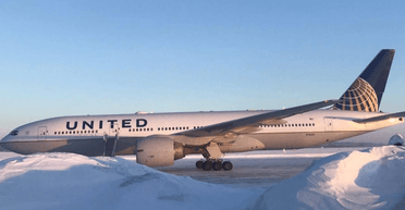 Екстрена посадка: сотні пасажирів застрягли на засніженому острові на кілька днів (відео)