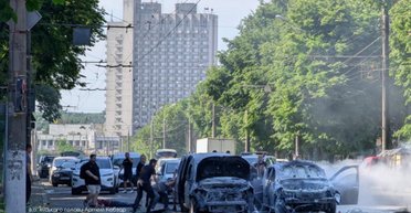 ВС РФ ударили по центру города Сумы: сгорели автомобили, есть погибшие (видео)