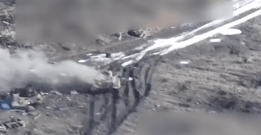 Залетел под башню: FPV-дрон поразил танк РФ в Донецкой области (видео)