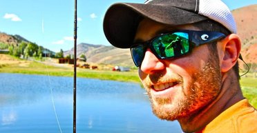 Мальчик отдал последний доллар "нищему": тот оказался миллионером и разрешил ребенку купить все