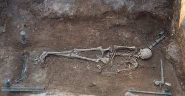 В Греции нашли скелет древней женщины, лежащей на бронзовой кровати (фото)