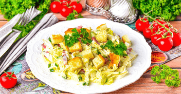 Салат із пекінської капусти з сухариками та ковбасою: хрустке задоволення за 15 хвилин