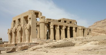 Корейские археологи нашли картуш с именем Рамзеса II: новое открытие в Луксоре (фото)