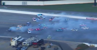 Столкнулись 28 авто: в США произошла крупнейшая авария в истории гонок (видео)