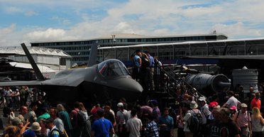 США активно готовятся к крупнейшим авиашоу в Британии: какие машины  представят ВВС