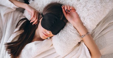 Сон в полной темноте: 5 причин убрать из спальни все источники света