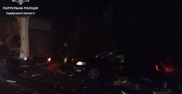 Под Львовом автобус столкнулся с грузовиком "Новой почты": есть жертвы (фото)