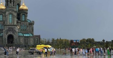 Блискавка вдарила в людей біля головного храму ЗС РФ у Підмосков'ї: є постраждалі (відео)