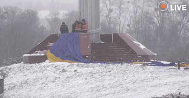 Заменят не сразу: непогода повредила самый большой флаг в Украине (фото, видео)