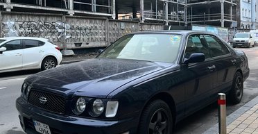 Японский люкс: в Киеве заметили роскошный седан Nissan 90-х (фото)