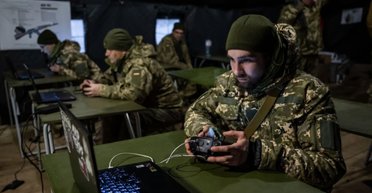 Рядовим та офіцерам "в тилу" можуть суттєво підвищити зарплати: що відомо (відео)