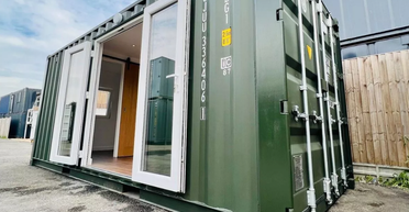 Крошечный дом, обустроенный в контейнере, выставили на продажу "за копейки" (фото)