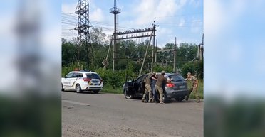 ГБР начало расследование: под Черновцами сотрудники ТЦК затолкали украинца в авто (видео)