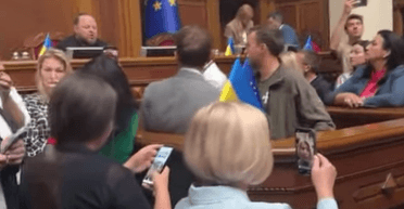 "Безудержные реформы завершились": нардеп рассказал о блокировании трибуны на заседании Рады