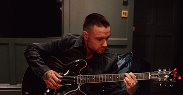 Воззʼєднання One Direction та кохані жінки: Ліама Пейна поховали в Англії (фото, відео)