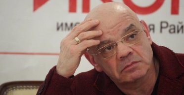 "Он выступал против войны с Украиной". Константина Райкина уволили из его театральной школы