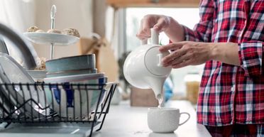 Підливала токсини в чай: прибиральниця місяцями труїла колегу на роботі