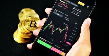 Мог стать миллиардером: мужчина судится из-за жесткого диска с биткоинами (фото)