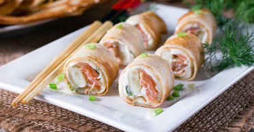 Млинцеві суші: рецепт простої закуски з рибою та сиром
