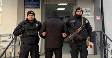 Чоловік напав з сокирою-молотком на військового ТЦК: його затримала поліція (фото)