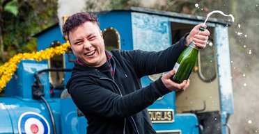 Незвичайні примхи мільйонерів: на що витрачали гроші переможці лотерей у 2023 році (фото)