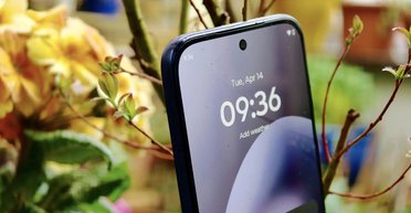 Дешевий телефон з топовим AMOLED-дисплеєм: яка модель здивувала експертів (фото)