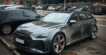 Спорткар для семьи: в Киеве заметили сверхмощный универсал Audi за 4,2 миллиона (фото)