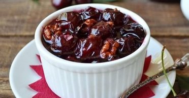 Заготовки на зиму: рецепт варення з черешні з горіхами