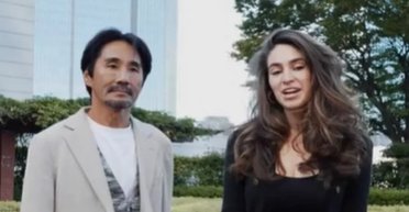 Незвичайна послуга: туристка орендувала літнього чоловіка на цілий день (відео)