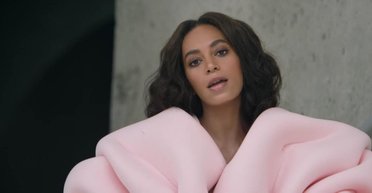 Осень в бутылочке. Что слушать в октябре — плей-лист месяца