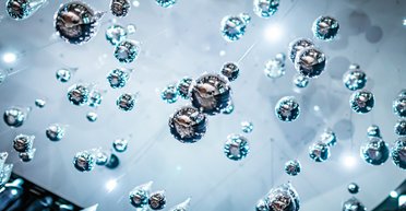 Из "хлопьев" в бриллиант: разработан метод быстрого превращения углерода в графен или алмаз