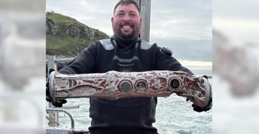 РФ следит за подлодками НАТО: у берегов Британии драйверы нашли сонарный буй  (фото)