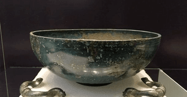 В Англии нашли 2000-летнюю римскую медную чашу, поржавевшую из-за пестицидов (фото)