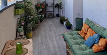 Райский уголок: соседи превратили общий балкон в одном из столичных ЖК в зону для отдыха (фото)