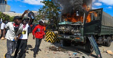 Кению охватили протесты из-за повышения налогов: пострадала сестра Обамы, есть жертвы (видео)