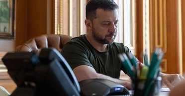 Офіційно два паспорти: Зеленський легалізував множинне громадянство