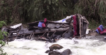 В Перу пасажирський автобус зірвався зі скелі: десятки жертв та поранених (фото, відео)