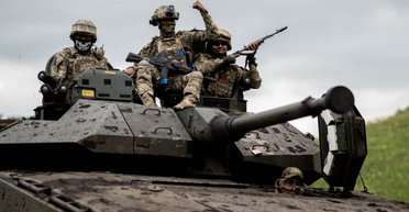 Нестандартный подход: бойцы ВСУ используют шведскую БМП CV90 как артсистему (фото)