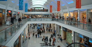 Облаштував собі офіс: чоловік пів року жив під сходами торгового центру (відео)