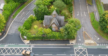 "Найсамотніший будинок": чим ізольована будівля на перехресті приваблює покупців (фото)