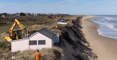 Почуваються покинутими: будинки жителів морського курорту продовжують зносити один за одним