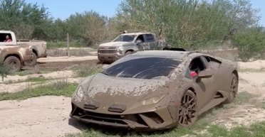 Не боится грязи: лимитированный суперкар Lamborghini проверили на бездорожье (видео)