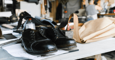 Українці часто купують "одноразове" взуття: швець розповів, які пари не підлягають ремонту