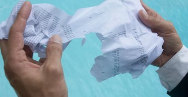 Цікава хімія: чому папір легше порвати, коли він мокрий