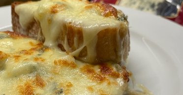 Швидкий і смачний перекус нашвидкуруч: рецепт гарячих бутербродів "4 сири"