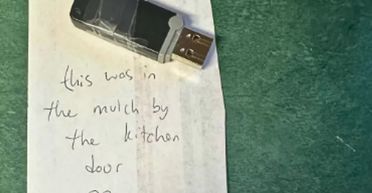 Чоловік купив будинок й знайшов всередині таємничу флешку із запискою: що там було (фото)