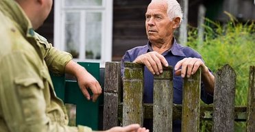 Мужчина наткнулся на объявление соседа о продаже дома: одна деталь его разозлила