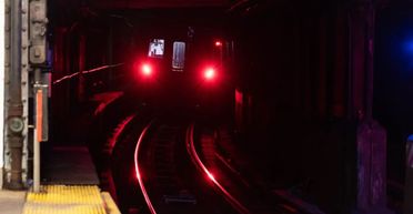 "Небачена жорстокість": 3500 пасажирів блукають тунелем метро після відключення світла (фото)