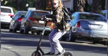 Правила не для всіх. Чому люди на самокатах і моноколесах стали проблемою на дорогах